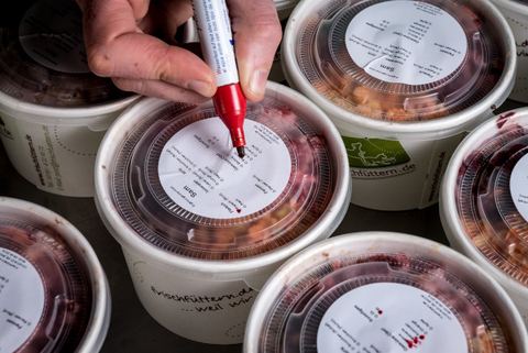 Becher werden mit Zutaten beschriftet